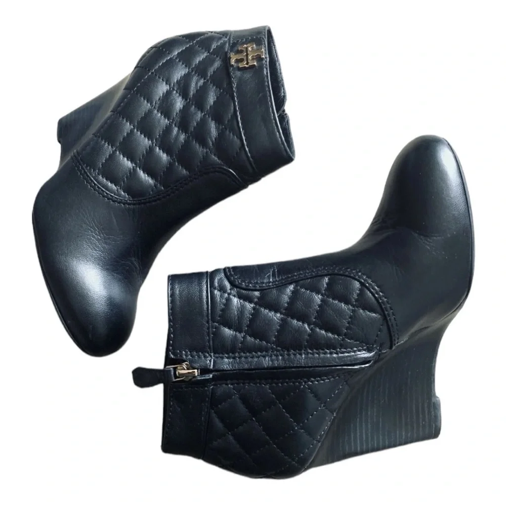 Tory Burch Leila Black Quilted Leather Wedge Ankle Booties Gold Logo Zip Size 8M